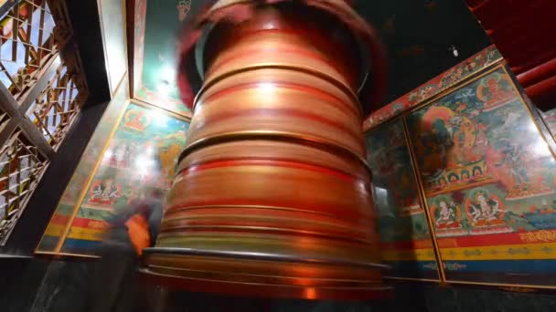 ボダナートで宗教的な儀式の間に巨大な祈りホイールを旋回の仏教の僧侶との時間経過 — ストック動画