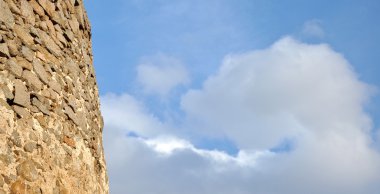 arka plan mavi gökyüzü ve kale detay