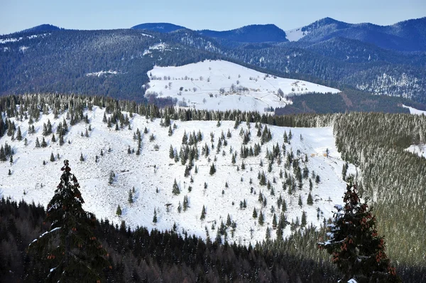 Paysage hivernal dans les montagnes — Photo