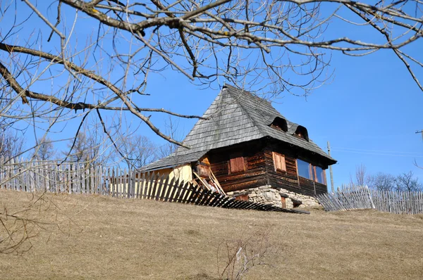 Αγροτικό σπίτι ξύλινο — Φωτογραφία Αρχείου