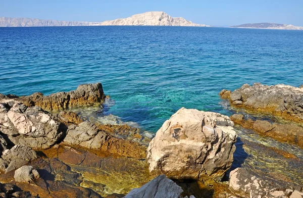 Deniz sahil şeridine aşınmış kireçtaşı kayalıklarla — Stok fotoğraf