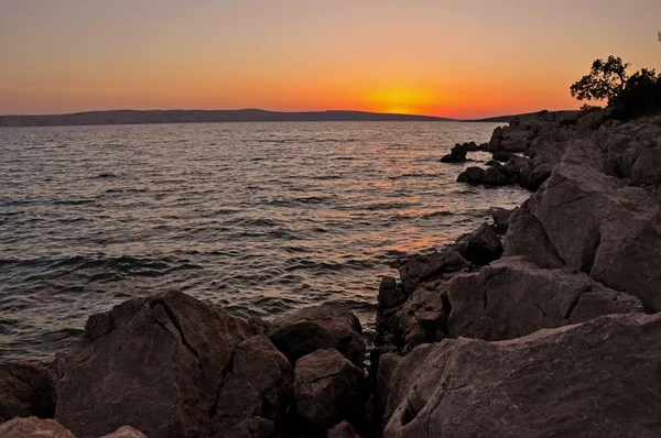 Романтичний захід сонця на морі — стокове фото