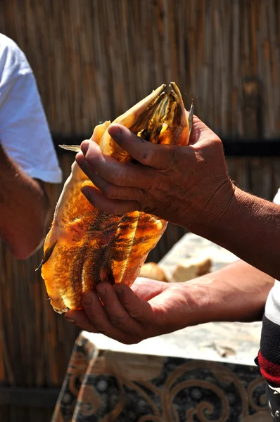 Сушеная и копченая рыба — стоковое фото