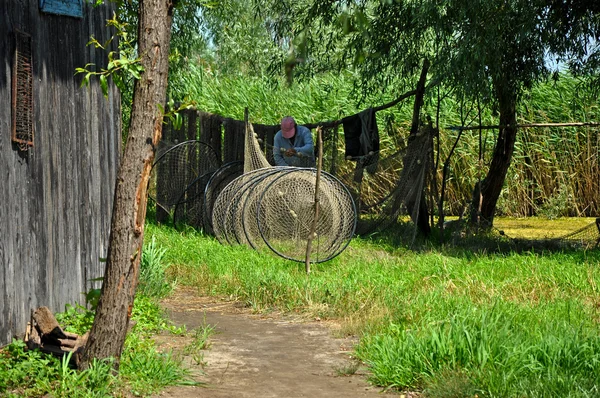 Pescador en el delta del Danubio, Rumania — Foto de Stock