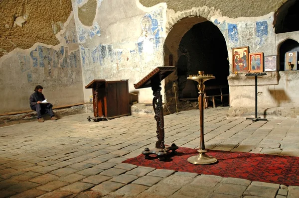 Еремиты молятся в монастыре Давида Гарея, Грузия — стоковое фото