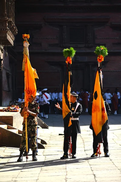 フラグは祝祭の間に立っているネパールの兵士 — ストック写真