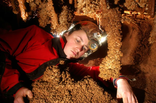 Spelunker beundra stalacties — Stockfoto