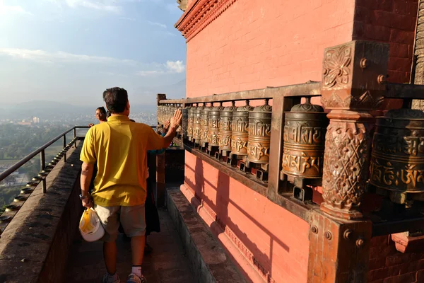 Buddhist pilgrims circling around the Swayambhunath temple and s — Stock Photo, Image