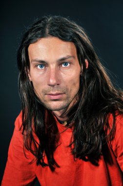 uzun saçlı bir adam
