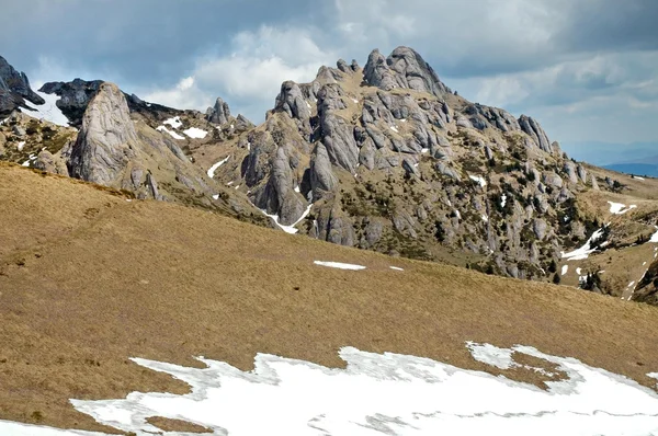 Melting snow in the mountains — Stock Photo, Image