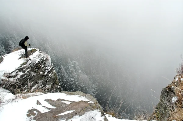 Trekker na vrcholku hory v zimě — Stock fotografie
