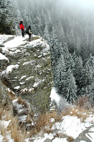 Trekkers no cume no inverno — Fotografia de Stock