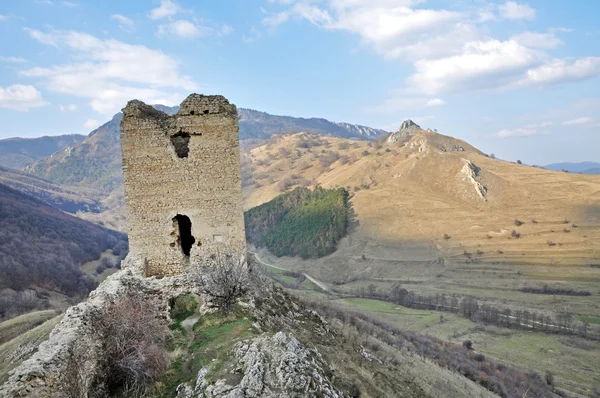 Руины крепости на скале — стоковое фото