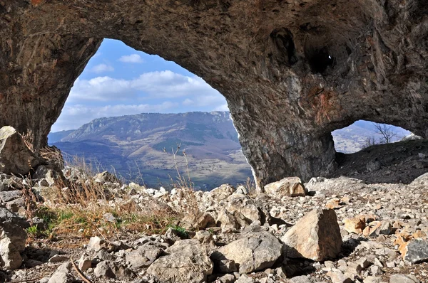 Kemer kaya ve mağara girişine — Stok fotoğraf