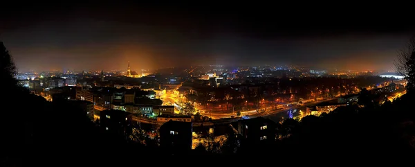 Paisagem noturna de Cluj Napoca, Romênia — Fotografia de Stock