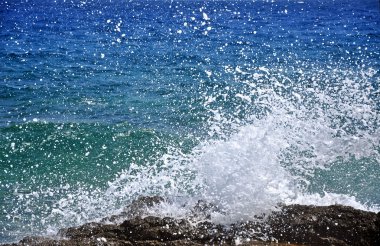 güçlü deniz dalgaları kayalık sahil kırma
