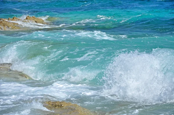 Ondas esmagando em uma praia rochosa — Fotografia de Stock