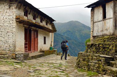 Trekker sırt çantasında bir dağ köyü olan