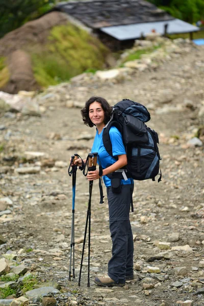 Trekking jovem mulher no Himalaia — Fotografia de Stock