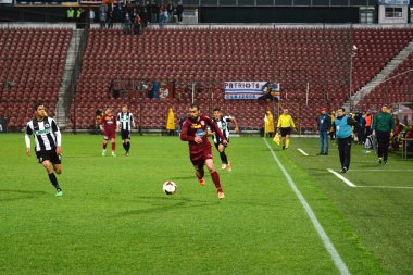 bir futbol maçı sırasında orta saha oyuncusu dribling