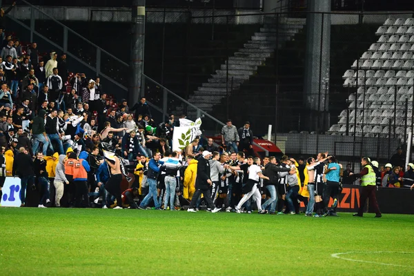 Invasão de hooligans de futebol no campo de futebol — Fotografia de Stock