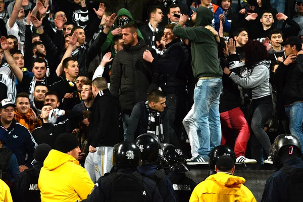 Hooligans tijdens een voetbalwedstrijd — Stockfoto