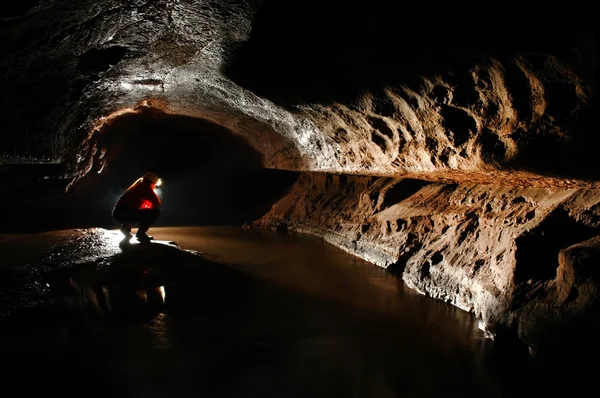 Spelunker esplorare la grotta — Foto Stock