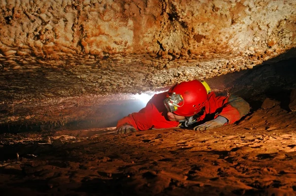 Enger Höhlengang mit einem Höhlenforscher — Stockfoto