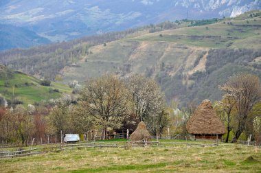 Dağlarda ahşap bir ev