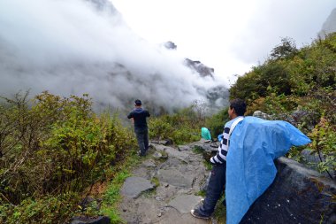 Himalayalar ağır çantaları taşırken sherpas