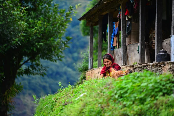 尼泊尔妇女在安纳布尔纳山 — 图库照片