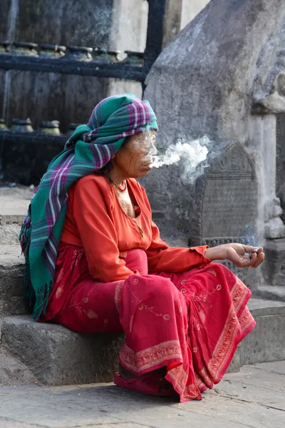 成熟的女人吸烟 — 图库照片