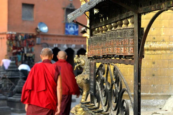 Buddhist monks spinning the prayer wheels — Stock Photo, Image