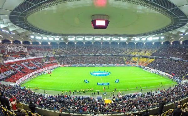 Menigte van voetbalfans in een stadion — Stockfoto