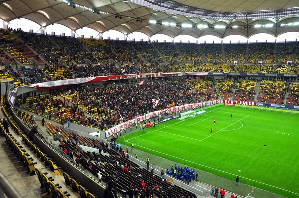 Ultras van dinamo Boekarest voetbalclub tijdens een wedstrijd tegen st — Stockfoto