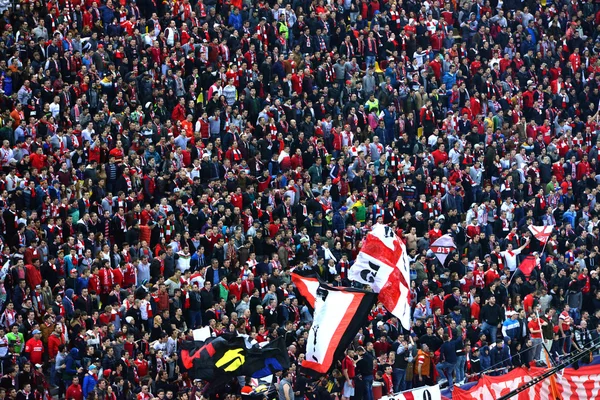 Los fans del Dinamo Bucarest club de fútbol — Foto de Stock