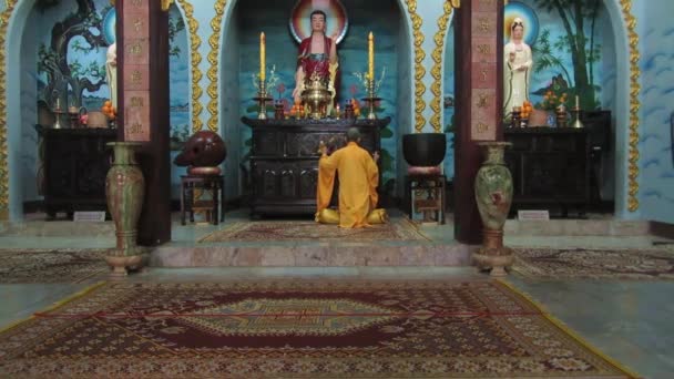 Buddyjski mnich śpiewanie zaklęcia — Wideo stockowe