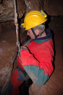 caver abseiling içinde bir çukur