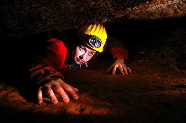 Paso estrecho de la cueva con un explorador de la cueva — Foto de Stock