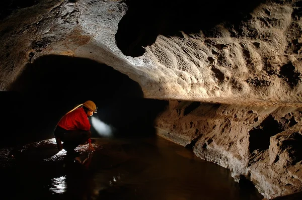 Grotta esploratore, speleologo esplorare la metropolitana — Foto Stock