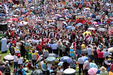 dini hacılar Kişilik Katolik kutlama sırasında kalabalık