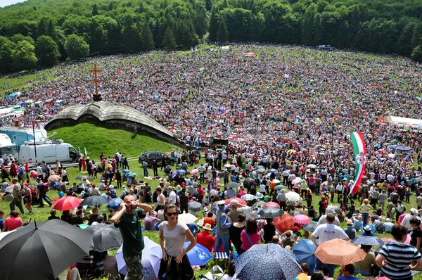 Multitud de peregrinos religiosos durante una celebración católica — Foto de Stock