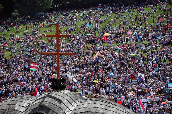 Folle di pellegrini religiosi durante una celebrazione cattolica — Foto Stock