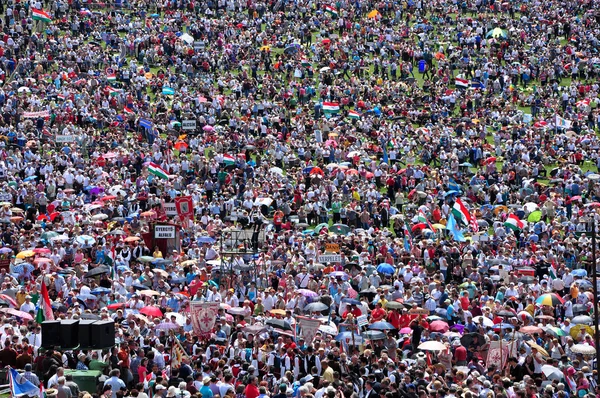 Tłum ludzi religijnych pielgrzymów podczas uroczystości katolickiej — Zdjęcie stockowe