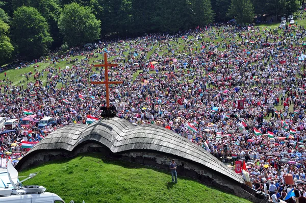 Tömeg a vallási zarándokok emberek közben egy katolikus ünnep — Stock Fotó
