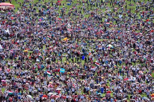 Multitud de peregrinos religiosos durante una celebración católica — Foto de Stock