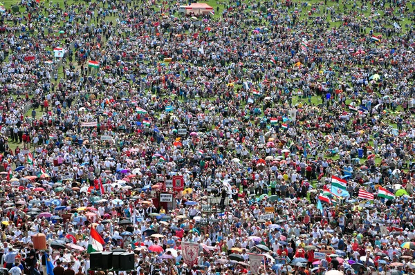 Multitud de peregrinos religiosos durante una celebración católica —  Fotos de Stock