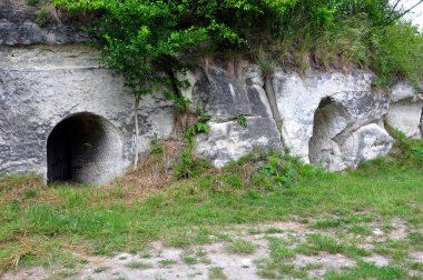 geleneksel şarap mahzenleri içinde taş heykel