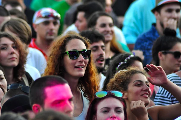 Une foule de gens à un festival de musique — Photo