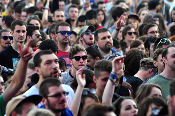 Une foule de gens à un festival de musique — Photo